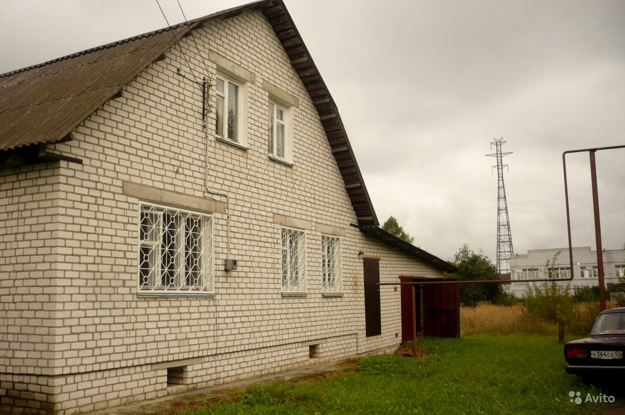 Белый кирпичный дом в деревне